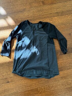 Lululemon 3/4 sleevel spin city zipper front top.